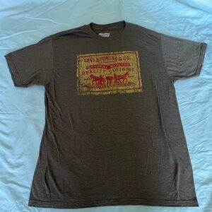 Levi’s TShirt Size L - with 15% off if you get a bundle!
